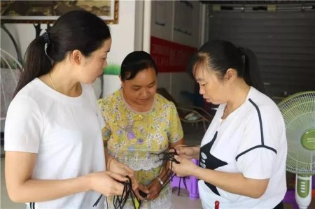 侗家女巧手编织新生活