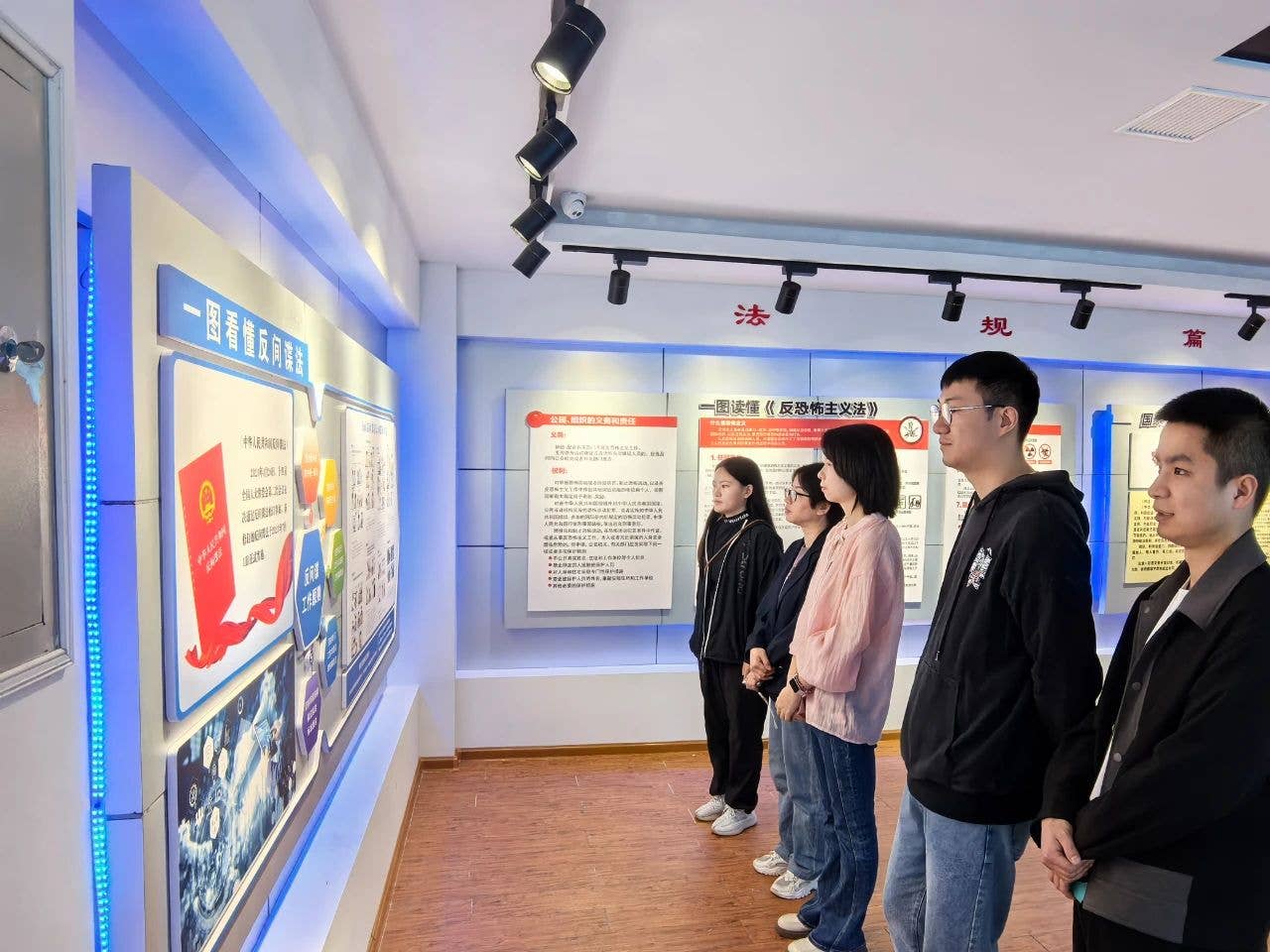 万山区妇联开展“4·15全民国家安全教育日”宣传活动