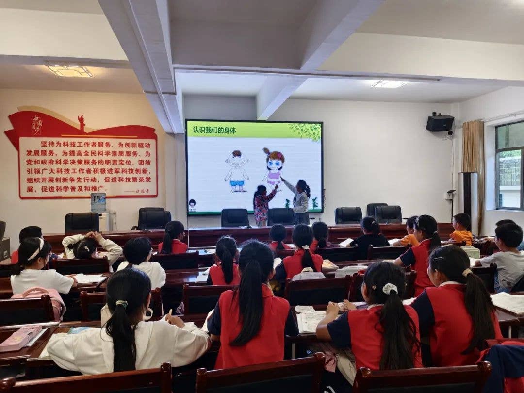 思南县妇联暖“新”行动——让书香飘进“佳里佳”孩子心里