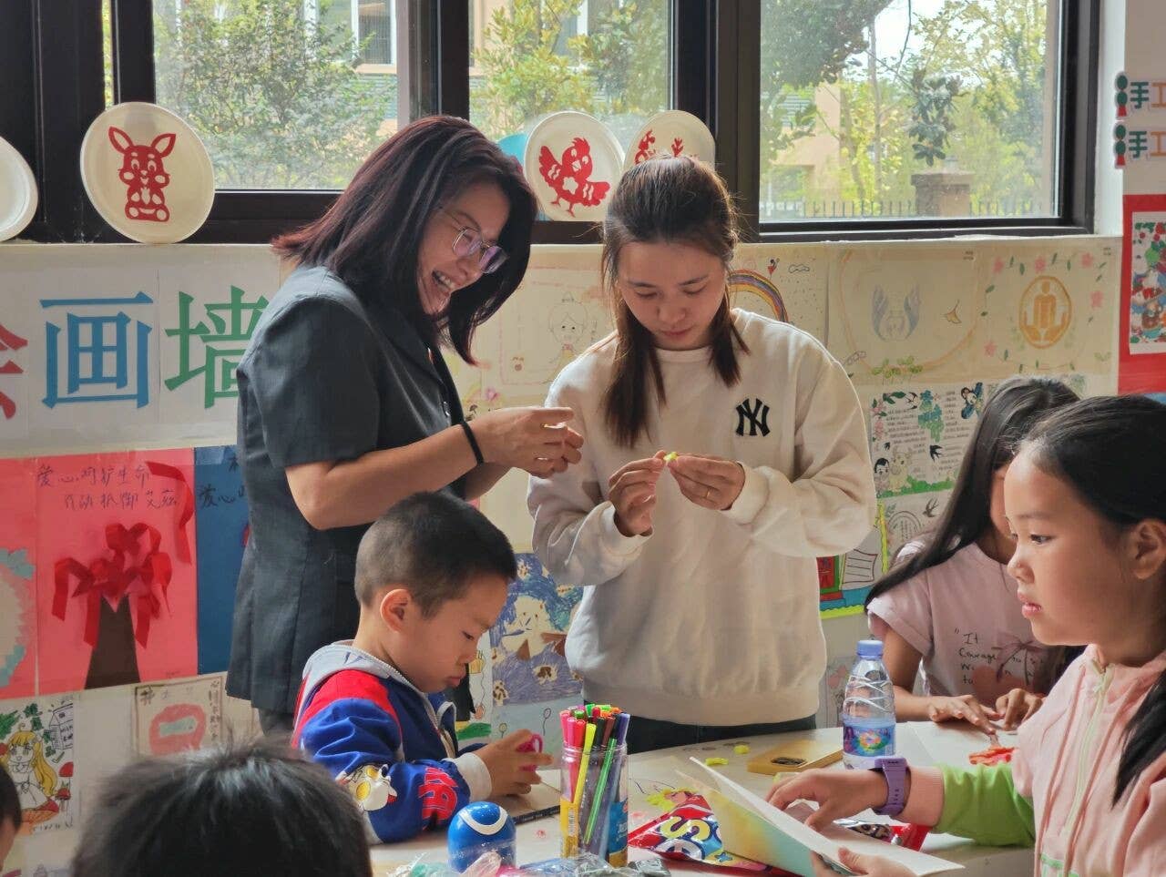 阳光驿站暖意浓！碧江区妇联联动多方送“彩虹心愿” 赋能“妈妈”护童心