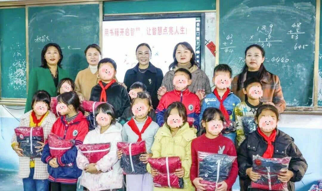 沿河自治县妇联携手女企业家协会到黑水镇开展爱心公益活动