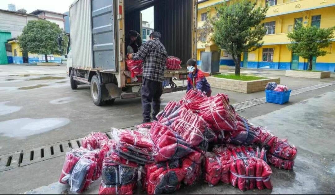 沿河自治县妇联携手女企业家协会到黑水镇开展爱心公益活动