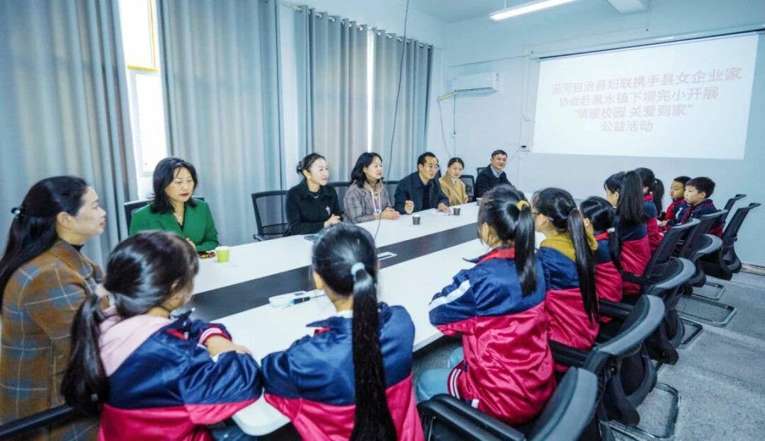 沿河自治县妇联携手女企业家协会到黑水镇开展爱心公益活动
