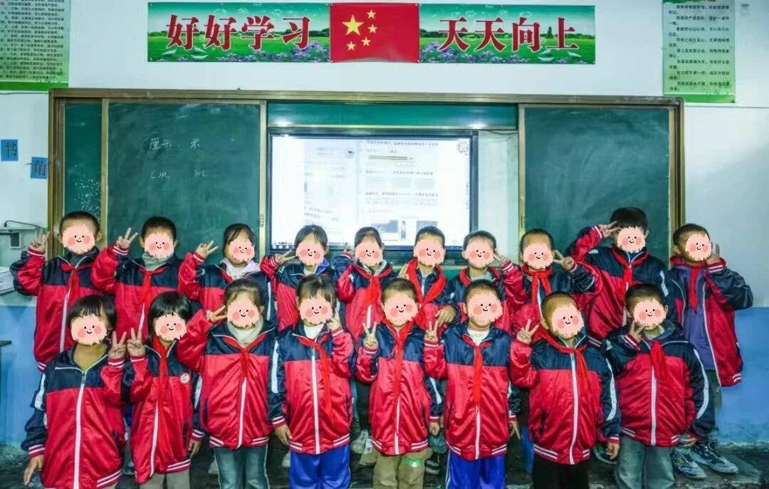 沿河自治县妇联携手女企业家协会到黑水镇开展爱心公益活动