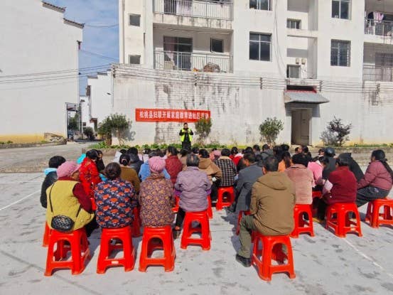 松桃县妇联开展家庭教育进社区活动