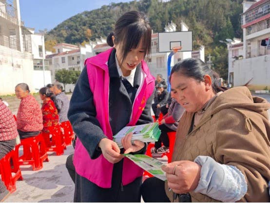 松桃县妇联开展家庭教育进社区活动