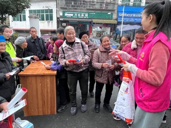 松桃县妇联开展家庭教育进社区活动