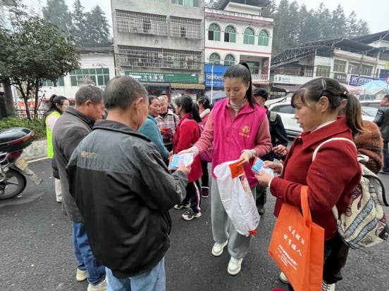 松桃县妇联开展家庭教育进社区活动