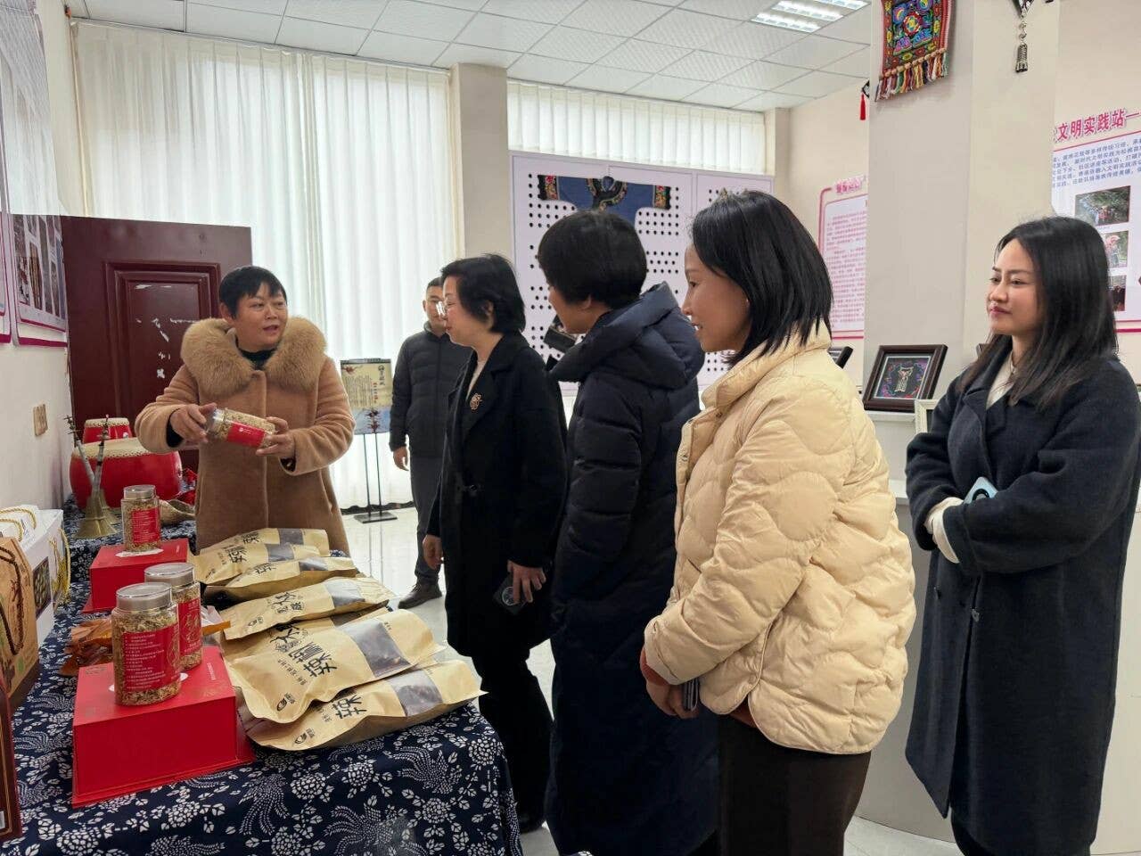 铜仁市妇联赴松桃团山社区走访慰问妇女儿童