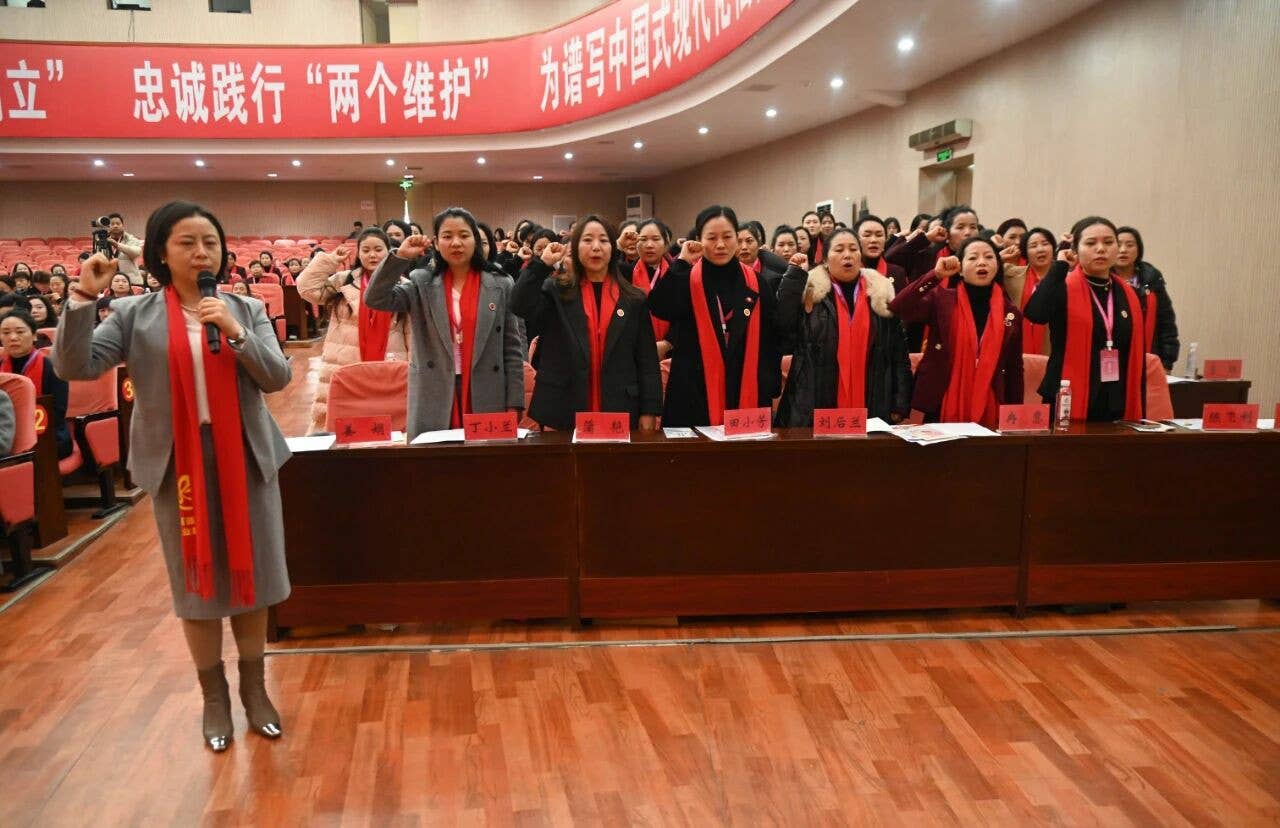 铜仁市女企业家协会第三届第二次会员大会暨 2025 年“蝶舞苗疆・巾帼共赢”主题年会在松桃成功召开