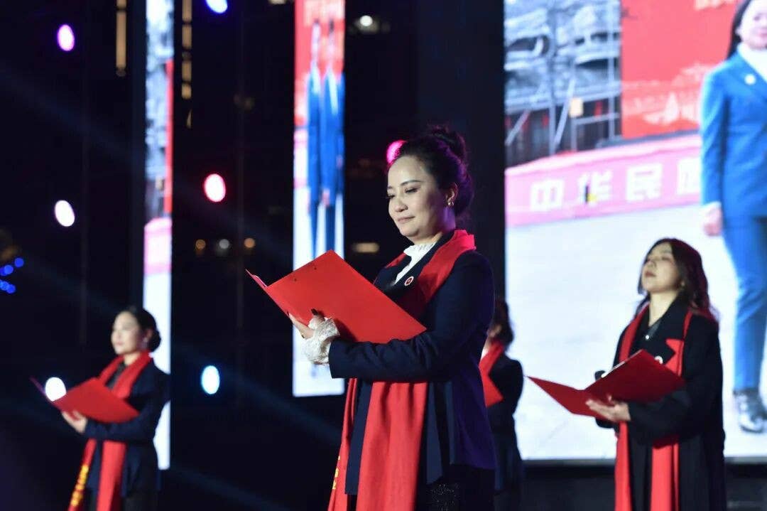 铜仁市女企业家协会第三届第二次会员大会暨 2025 年“蝶舞苗疆・巾帼共赢”主题年会在松桃成功召开