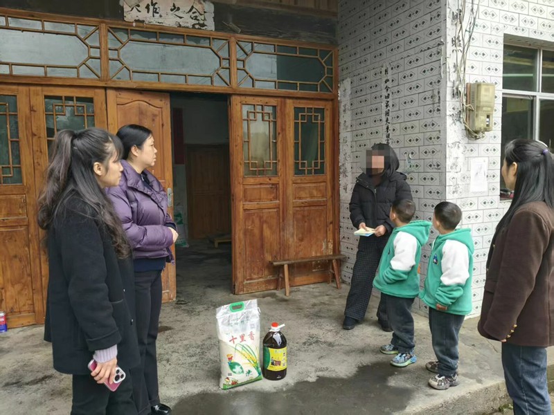 石阡县妇联走访慰问困难妇女家庭