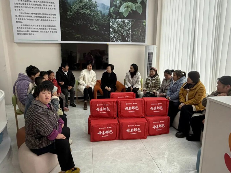 把爱带回家!铜仁市妇联到松桃团山社区走访慰问妇女群众,发放“母亲邮包”