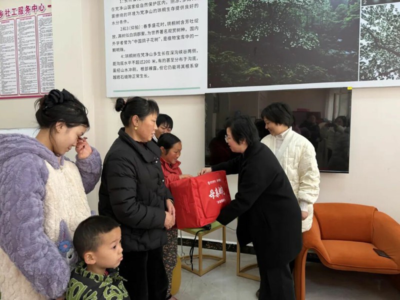 把爱带回家!铜仁市妇联到松桃团山社区走访慰问妇女群众,发放“母亲邮包”