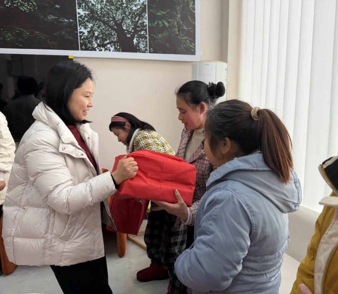 把爱带回家!铜仁市妇联到松桃团山社区走访慰问妇女群众,发放“母亲邮包”