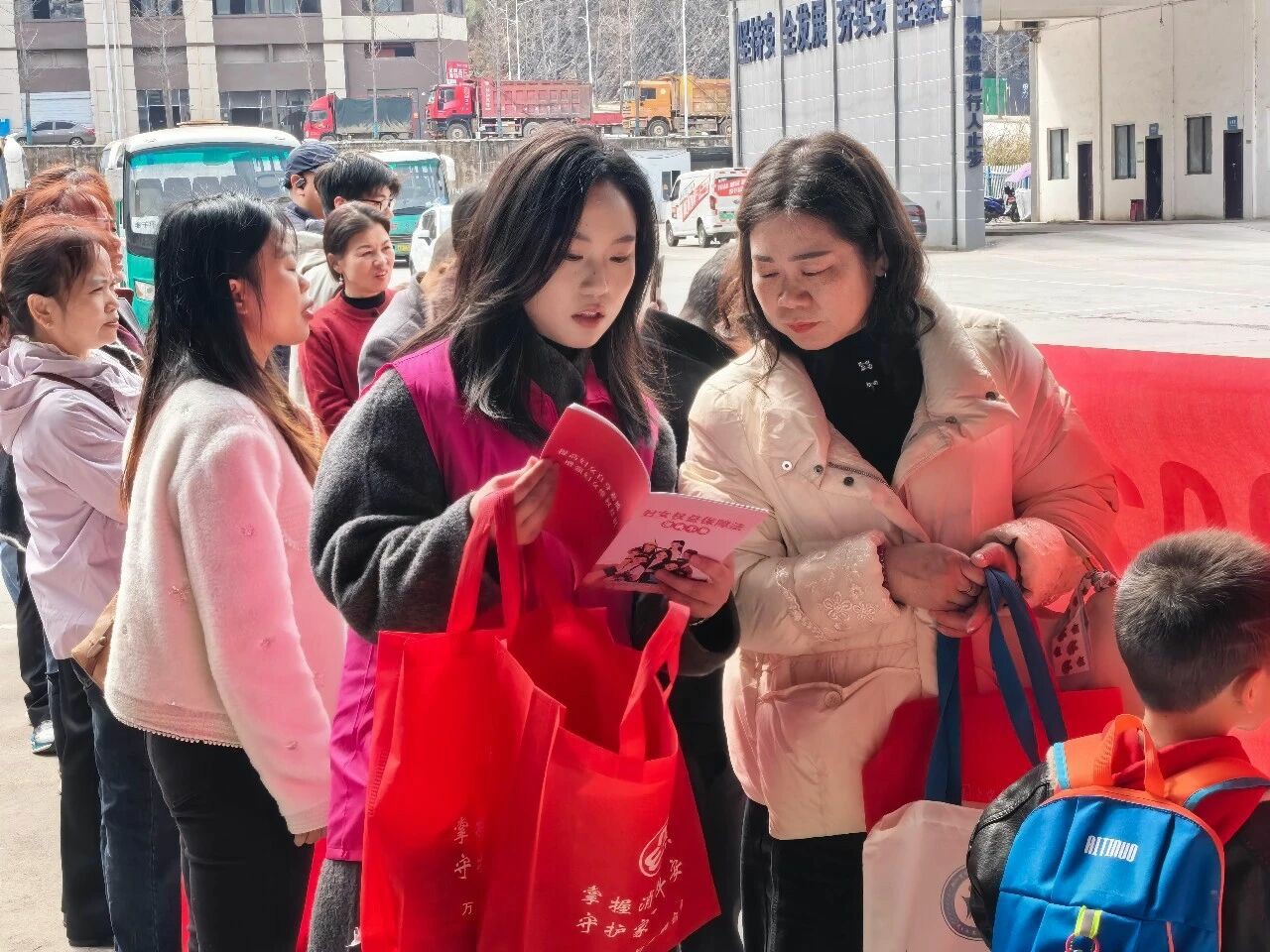 铜仁客运南站春风暖，万山巾帼送暖助返岗