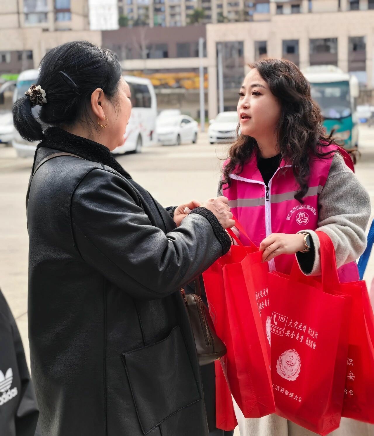铜仁客运南站春风暖，万山巾帼送暖助返岗
